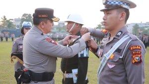 kapolda-riau-irjen-pol-mohammad-iqbal-saat-menyematkan-pita-operasi-keselamatan-lancang-kuning-2023.jpg