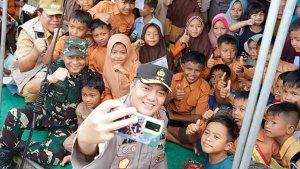 kapolda-swafoto-bersama-anak-anak-korban-banjir-rohul.jpg