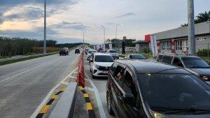 kendaraan_di_tol_pekanbaru-bangkinang_1.jpg