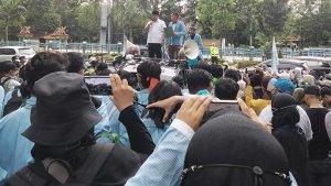 ketua-dprd-riau-sambut-pendemo.jpg