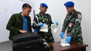 koper-berisi-narkotika-jenis-sabu-seberat-1-Kg-di-Bandara-SSK-II-Pekanbaru.jpg