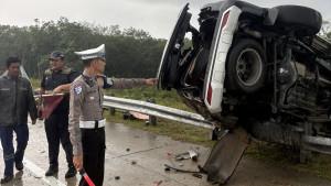 laka-tunggal-fortuner-di-tol-pekanbaru-bangkinang.jpg