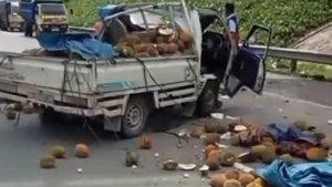 lakalantas-di-tol-permai-carry-vs-truk.jpg