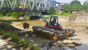 melakukan-pengerukan-Sungai-Sail.jpg