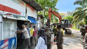 membongkar-bangunan-liar-di-Jalan-Bima-Kota-Pekanbaru.jpg