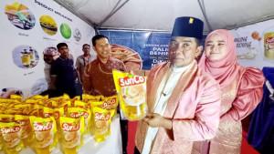 meninjau-stand-pameran-milik-PT-Musim-Mas.jpg