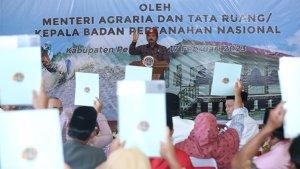 menteri-ke-pelalawan-bagi-sertipikat-tanah.jpg