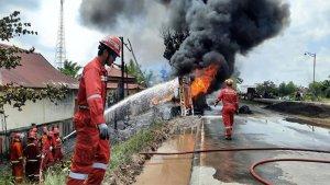 mobil-terbakar-dumai.jpg