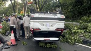 mobil-terbalik-di-jalan-sudirman-pekanbaru.jpg