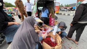 operasi-pasar-cabai-merah-di-pasar-sukaramai-Pekanbaru.jpg