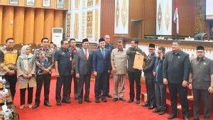 paripurna-dprd-pekanbaru-penetapan-Agung-Markarius.jpg