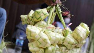 pedagang-musiman-membuat-kulit-ketupat-untuk-dijual-di-pasar-pasar-minggu.jpg