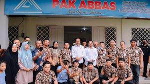 pegawai-rm-pak-abbas-kampar-foto-bersama-jokowi.jpg