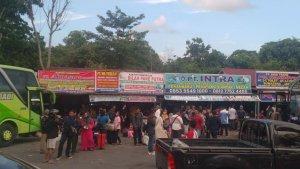 pemudik-idul-fitri-2023-di-terminal-bandar-raya-payung-sekaki-pekanbaru.jpg