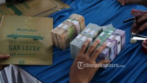 penukaran-uang-rupiah-jelang-lebaran-di-bank-indonesia_20170615_134621.jpg