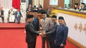 penyerahan-palu-ketua-dprd-Pekanbaru.jpg