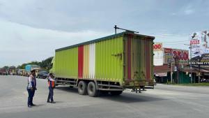 petugas-dishub-pekanbaru-truk-odol.jpg