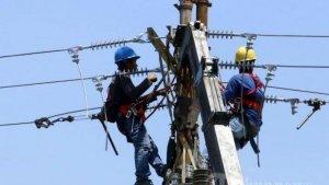 petugas-pln-melakukan-pemeliharaan-jaringan-listrik.jpg