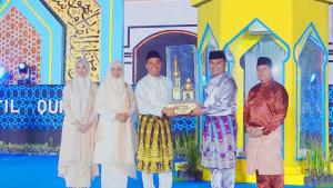 piala-bergilir-MTQ-Tingkat-Kota-Pekanbaru-kepada-Camat-Bukit-Raya.jpg