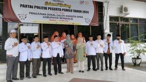 pks-mendaftarkan-bacaleg-untuk-pemilu-2024-ke-kpu-bengkalis.jpg