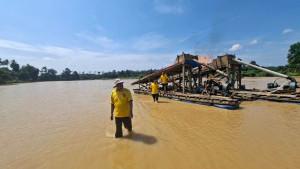 polsek-cerenti-musnahkan-rakit-PETI-sungai-keruh.jpg
