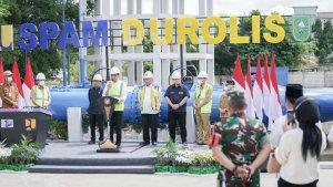 putar_tuas_kran_jaringan_distribusi_utama_presiden_jokowi_resmikan_spam_durolis_rohil.jpg