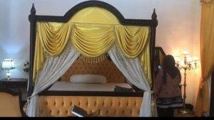 ranjang-sultan-siak-dan-permaisuri-di-istana-peraduan-siak-bikin-direktur-rapp-bupati-siak-takjub.jpg