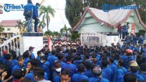 ricuh-demo-mahasiswa-tolak-omnibus-law-uu-cipta-kerja-di-kantor-dprd-riau-air-kemasan-berterbangan.jpg