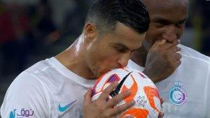 ritual-cium-bola-Ronaldo.jpg