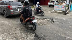 ruas-jalan-rusak-di-Jalan-Belimbing-Kota-Pekanbaru.jpg
