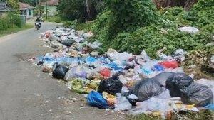 sampah-berserakan-di-jalan-teluk-kuantan.jpg