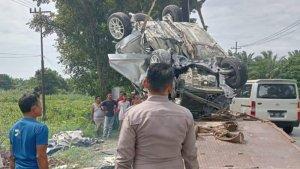 sebuah_mobil_remuk_kecelakaan_beruntun_di_kampar_masih_didalami_polisi.jpg