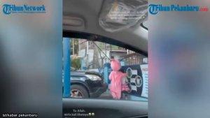 seorang-ibu-naik-Nmax-diduga-menurunkan-dua-anak-kecil-untuk-mengemis.jpg