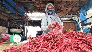 seorang-pedagang-cabe-di-pasar-tradisional-di-pekanbaru-mengenakan-masker.jpg