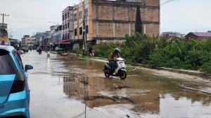 sepeda-motor-mati-akibat-banjir-rob-di-dumai-oktober-2025.jpg