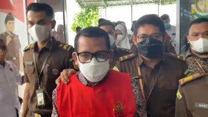 syafri_harto_dekan_fisip_unri_tersangka_kasus_pencabulan_mahasiswi_ditahan_jaksa.jpg