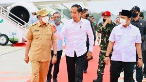 syamsuar-dan-jokowi-saat-kunker-ke-riau.jpg