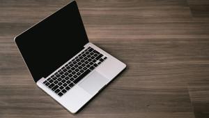 tasya-dan-laptopnya.jpg