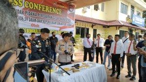 tersangka_peredaran_narkoba_dan_barang_bukti_diperlihatkan_Kapolres_Bengkalis.jpg