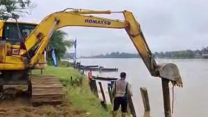 tiang-pancang-abrasi-sungai-kampar-kuala-terusana-pelalawan.jpg