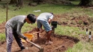 tim-eskavasi-candi-muara-takus-melakukan-penggalian.jpg