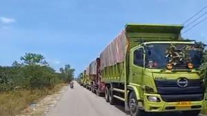 truk-bermuatan-Batubara-antri.jpg
