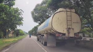 ttruk-melintas-di-Jakan-di-dumai.jpg