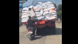 video-viral-bajing-loncat-curi-beras-dari-truk-bulog-di-dumai.jpg