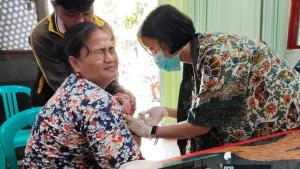 warga-pelalawan-mendapatkan-vaksin-rabies.jpg