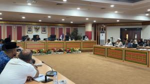 warga-senama-nenek-ngadu-ke-dprd-riau.jpg