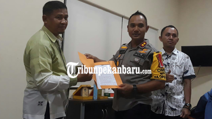 150-personil-polisi-beserta-tim-medis-siaga-kawal-pleno-rekapitulasi-penghitungan-suara-kpu-kuansing.jpg