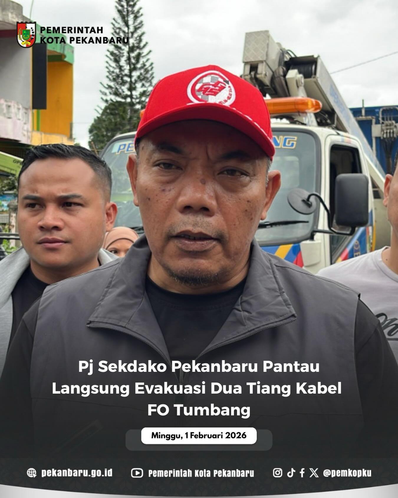 Pj Sekdako Pekanbaru Pantau Langsung Evakuasi Dua Tiang Kabel FO Tumbang