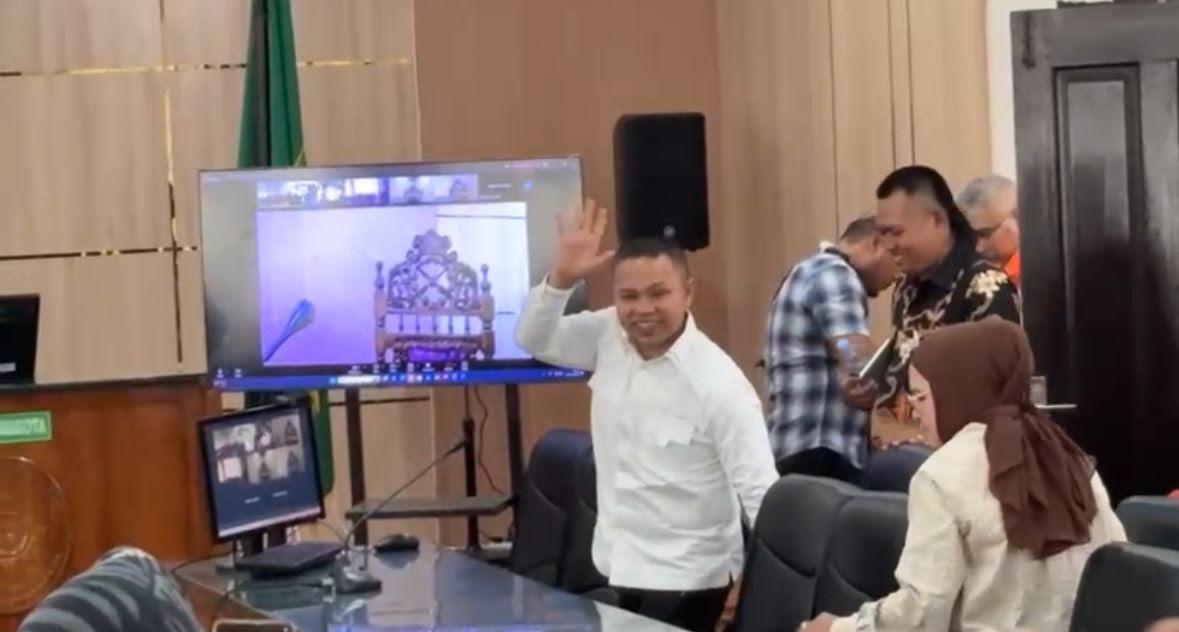 Abdul Wahid Sapa Pendukung, Lambaikan Tangan dan Lempar Senyum Masuk Ruang Sidang - Tribunpekanbaru.com