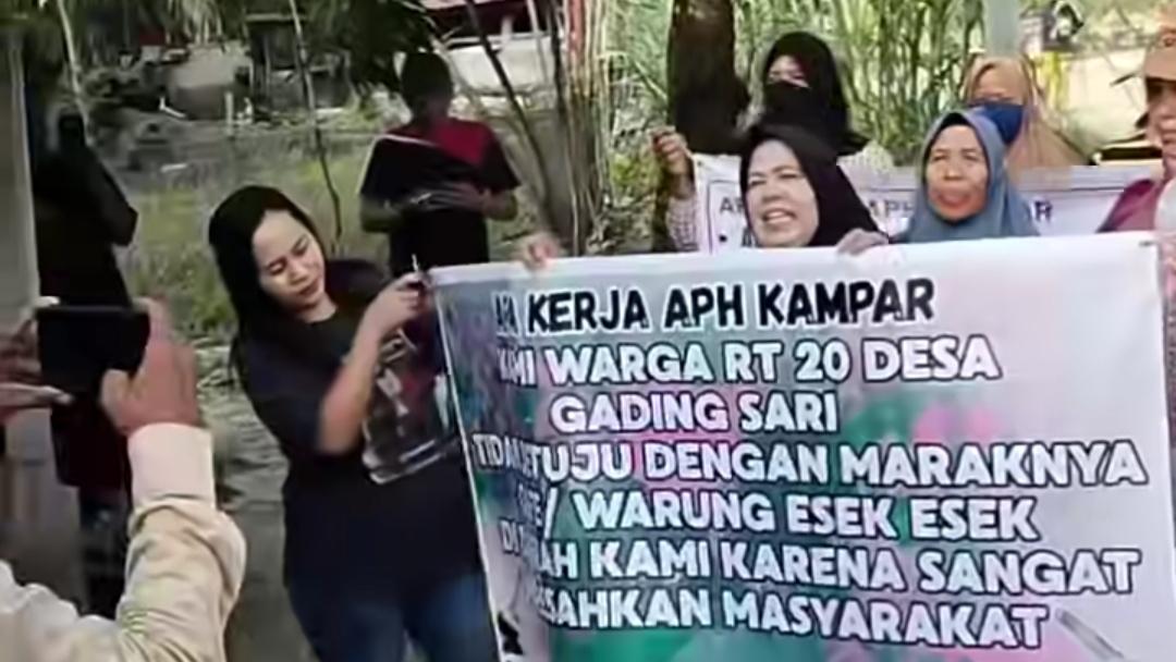 Emak-Emak Lintas Agama di Tapung Kampar Geruduk Tempat Hiburan: Temukan Perempuan Bawah Umur - Tribunpekanbaru.com